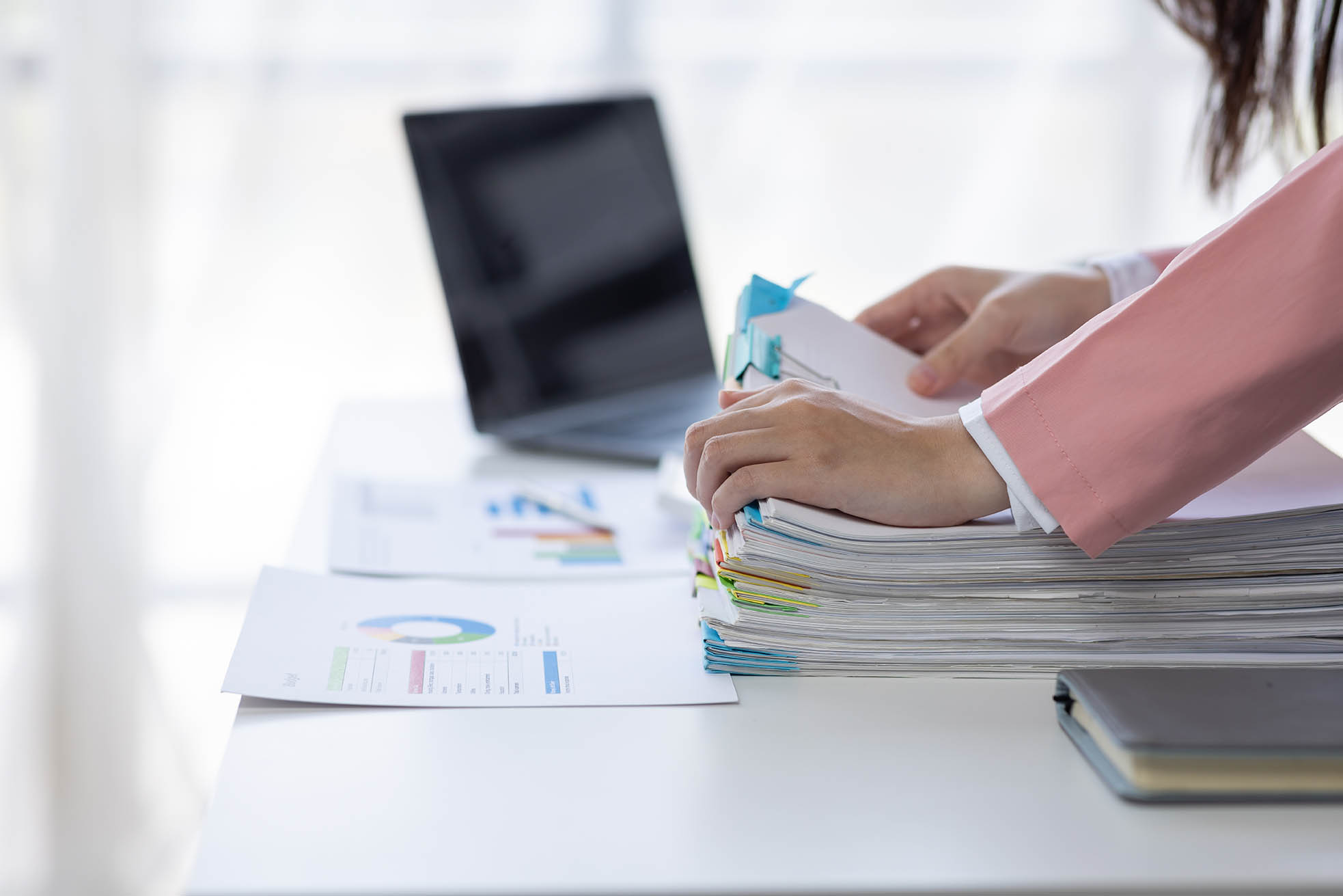 business-asian-woman-signs-an-electronic-document