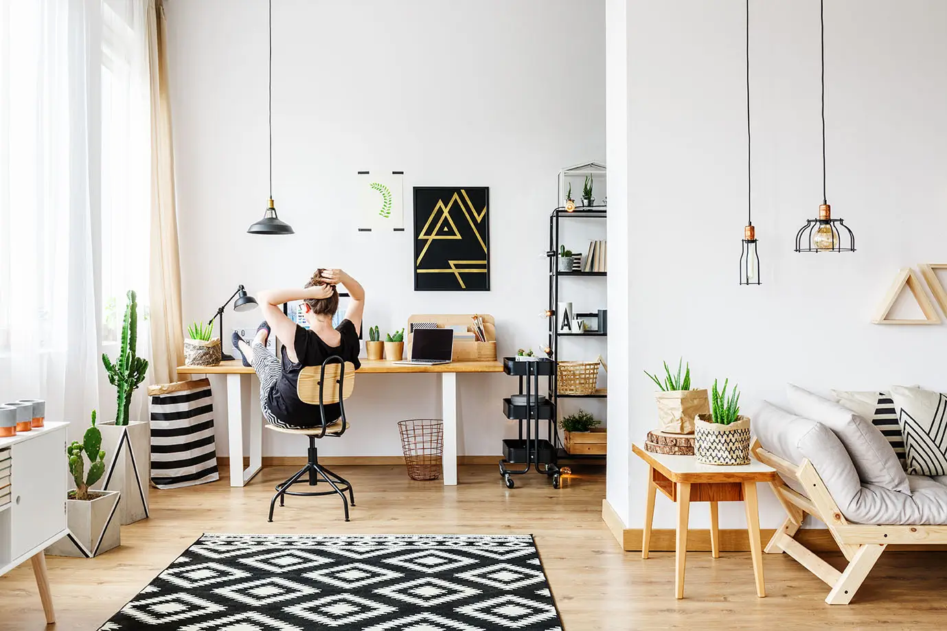 freelancer-in-cozy-white-office